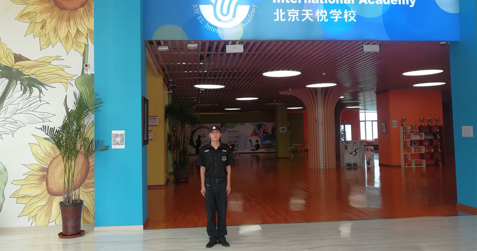維護(hù)單位門(mén)前的秩序，及時(shí)清理門(mén)前的東西或障礙物，保證單位門(mén)前交通暢通。